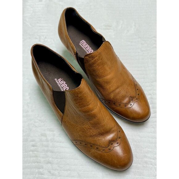 MUNRO American Betsy Saddle Brown Leather Wing-Tip, Slip-On Ankle Booties, 11M - Picture 1 of 9